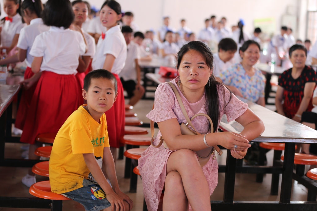 跟妈妈一起看姐姐演出.JPG