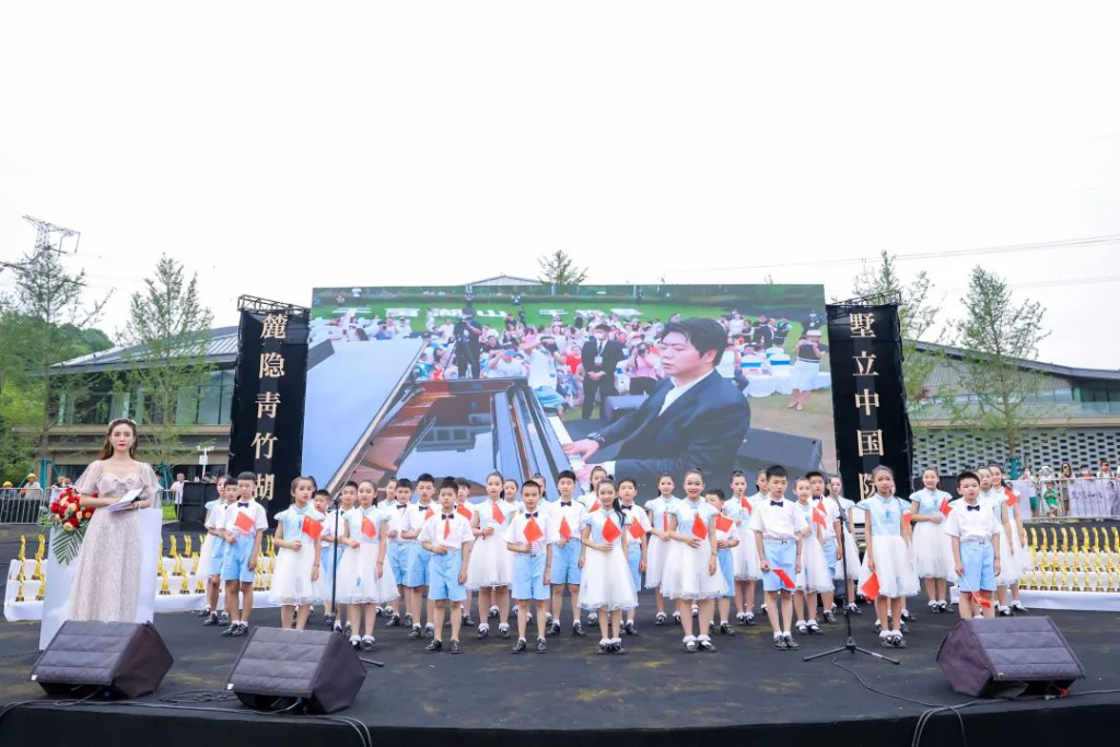 安仁县米多多合唱团在郎朗的琴声中歌唱