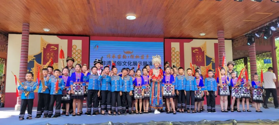 壹号音符米多多人物特辑｜侗族百灵鸟杨静老师与她的“小金蝉”侗族儿童合唱团