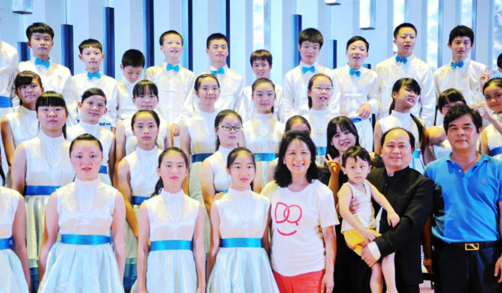 童声背后的故事 | 月光下的歌谣少女，把合唱梦带回故乡