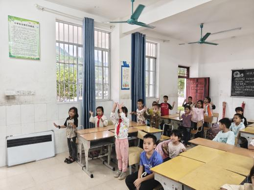 乡村美育E课堂第二周周记 | 二年级《剪窗花》：指尖跃动剪窗花，歌声藏满民俗趣