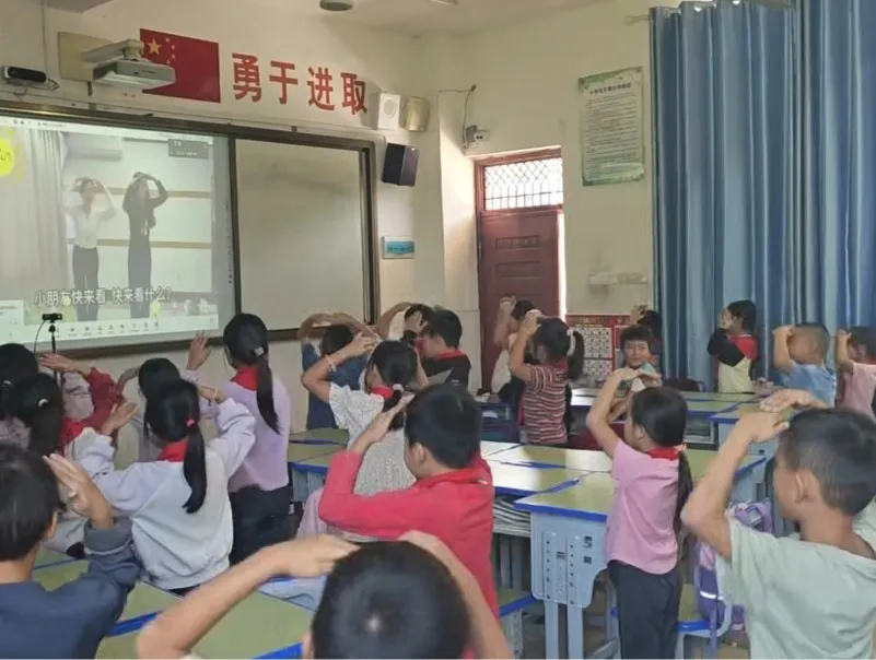 乡村美育E课堂第三周周记 | 三年级《降落伞》：伞兵轻扬探奇妙，童声悠悠云端落